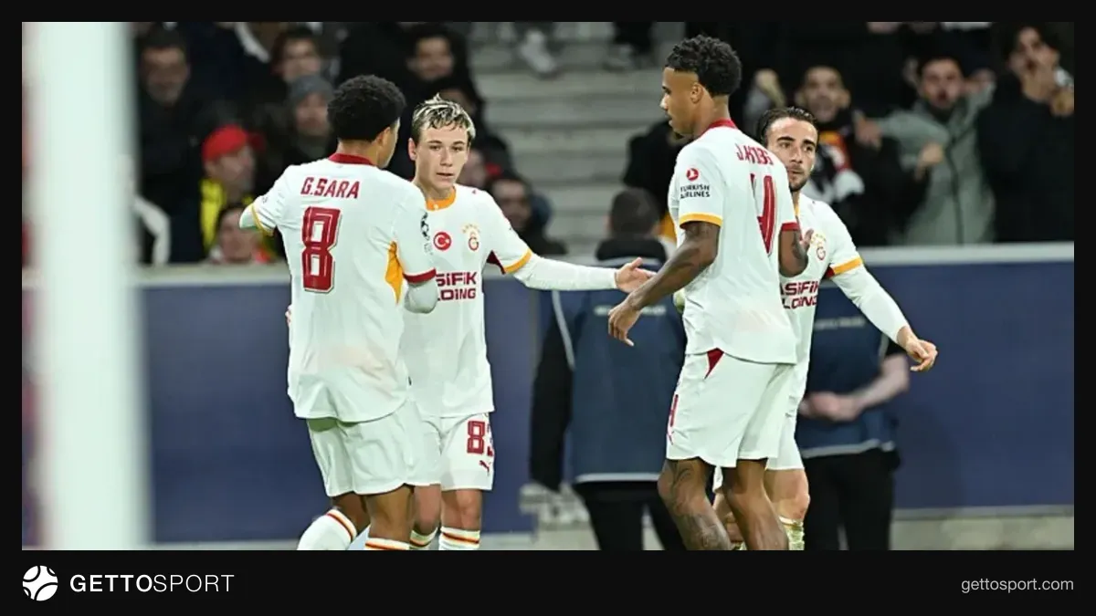 Galatasaraylı oyuncular gol sevinci yaşarken takım görüntüsü