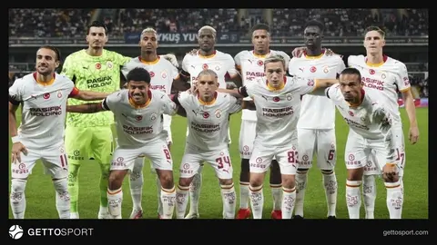 Galatasaray futbol takımı oyuncuları antrenmanda veya maçta
