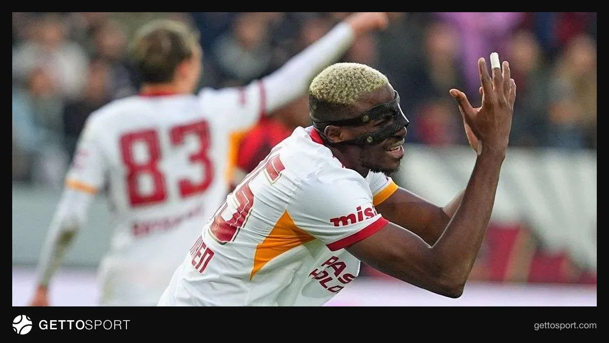 Galatasaray oyuncuları maç sırasında orta alanda mücadele ederken