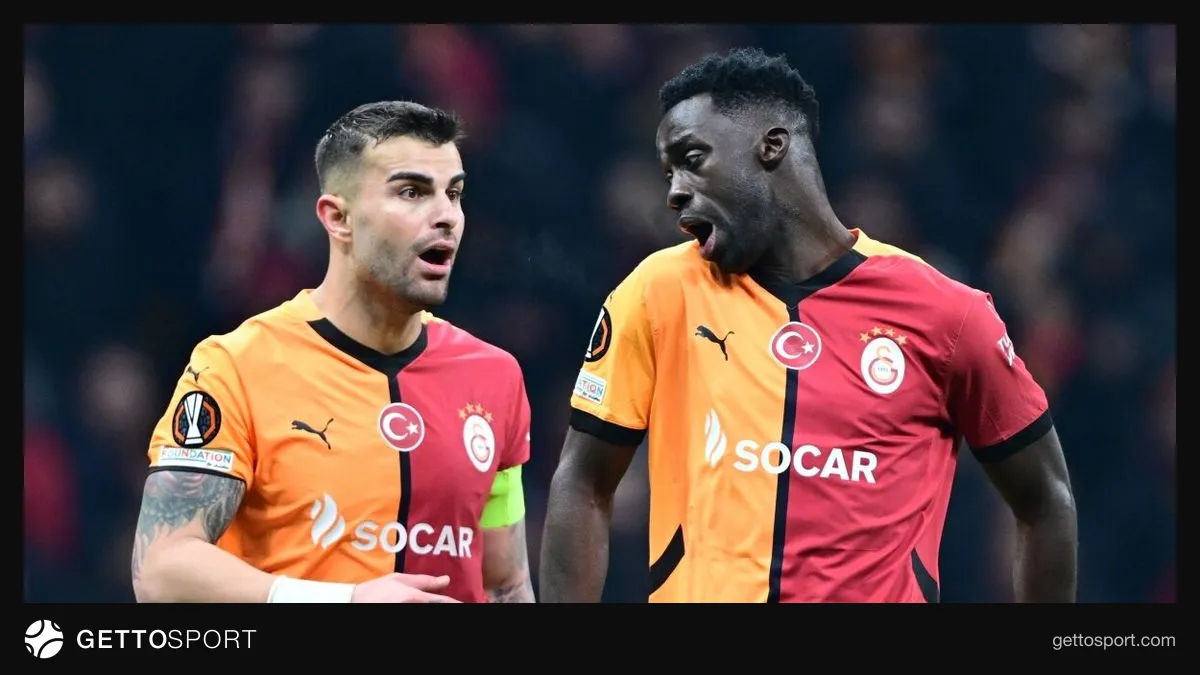 Galatasaray teknik direktörü Okan Buruk antrenmanda oyuncularla konuşuyor