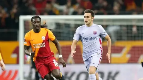 Galatasaray ve Barcelona oyuncuları maç öncesi ısınmada