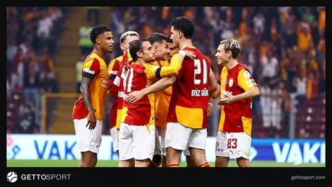 Galatasaray teknik direktörü Okan Buruk maç öncesi düşünürken, saha ve taraftar görüntüsü