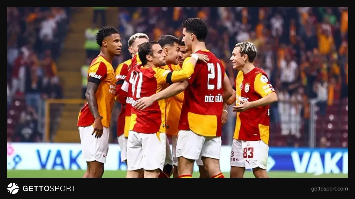 Galatasaray teknik direktörü Okan Buruk maç öncesi düşünürken, saha ve taraftar görüntüsü