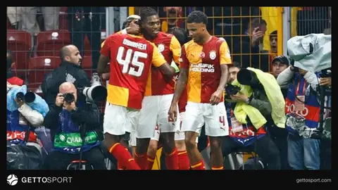 Ali Sami Yen Stadyumu'nda taraftarlar ve maç atmosferi