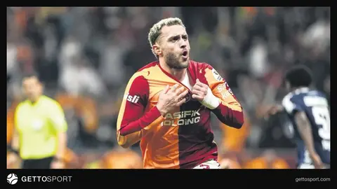 Okan Buruk basın toplantısında konuşurken