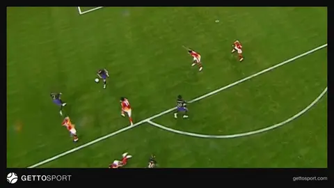 Galatasaray-Barcelona maçından ofsayt pozisyonunu tartışan oyuncular ve hakemlerin görüntüsü
