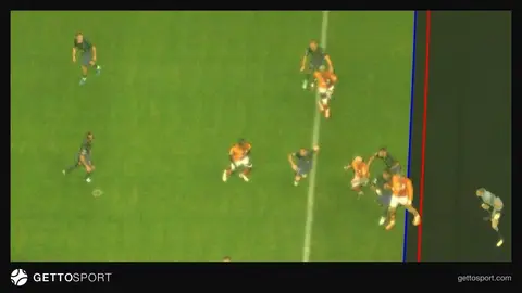 Hakem VAR monitörüne bakarken, maçtan iptal edilen gol pozisyonu tartışılıyor