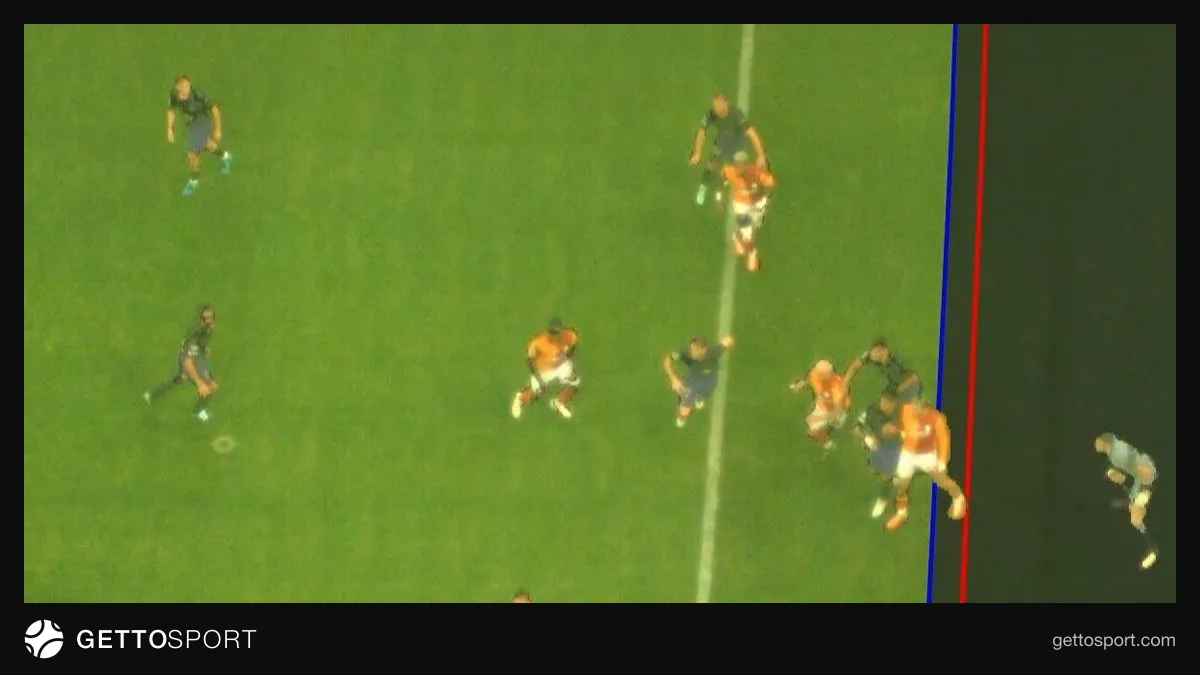 Hakem VAR monitörüne bakarken, maçtan iptal edilen gol pozisyonu tartışılıyor