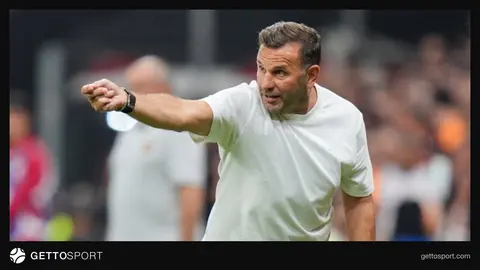 Galatasaray teknik direktörü Okan Buruk ve oyuncular antrenmanda