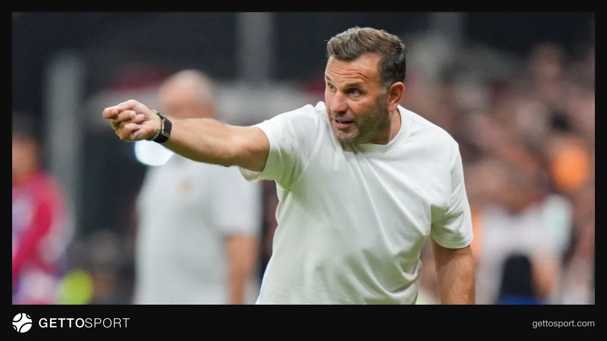 Galatasaray teknik direktörü Okan Buruk ve oyuncular antrenmanda