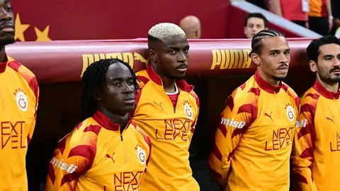 Galatasaray ve Barcelona oyuncuları maç sırasında mücadele ederken