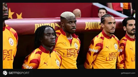 Galatasaray ve Barcelona oyuncuları maç sırasında mücadele ederken
