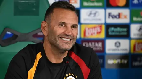 Okan Buruk sahada taktik talimat verirken, Galatasaray oyuncuları antrenmanda