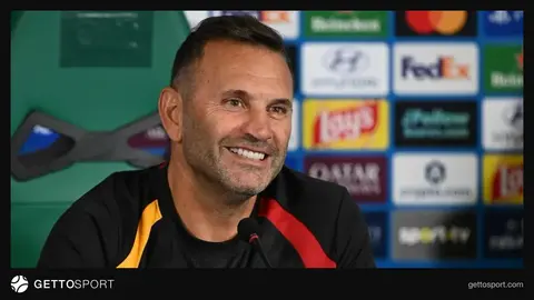Okan Buruk sahada taktik talimat verirken, Galatasaray oyuncuları antrenmanda