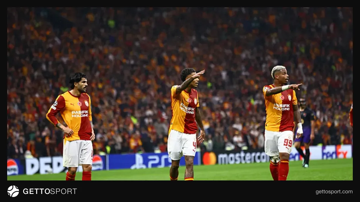 Galatasaraylı oyuncuların Barcelona maçında saha içi ve teknik ekip görüntüsü