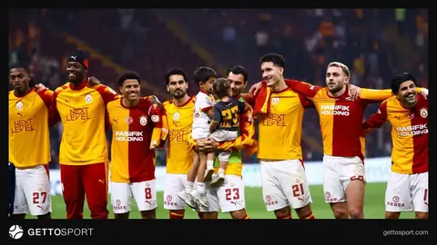 Galatasaray formasıyla Barış Alper Yılmaz ve teknik direktör Okan Buruk