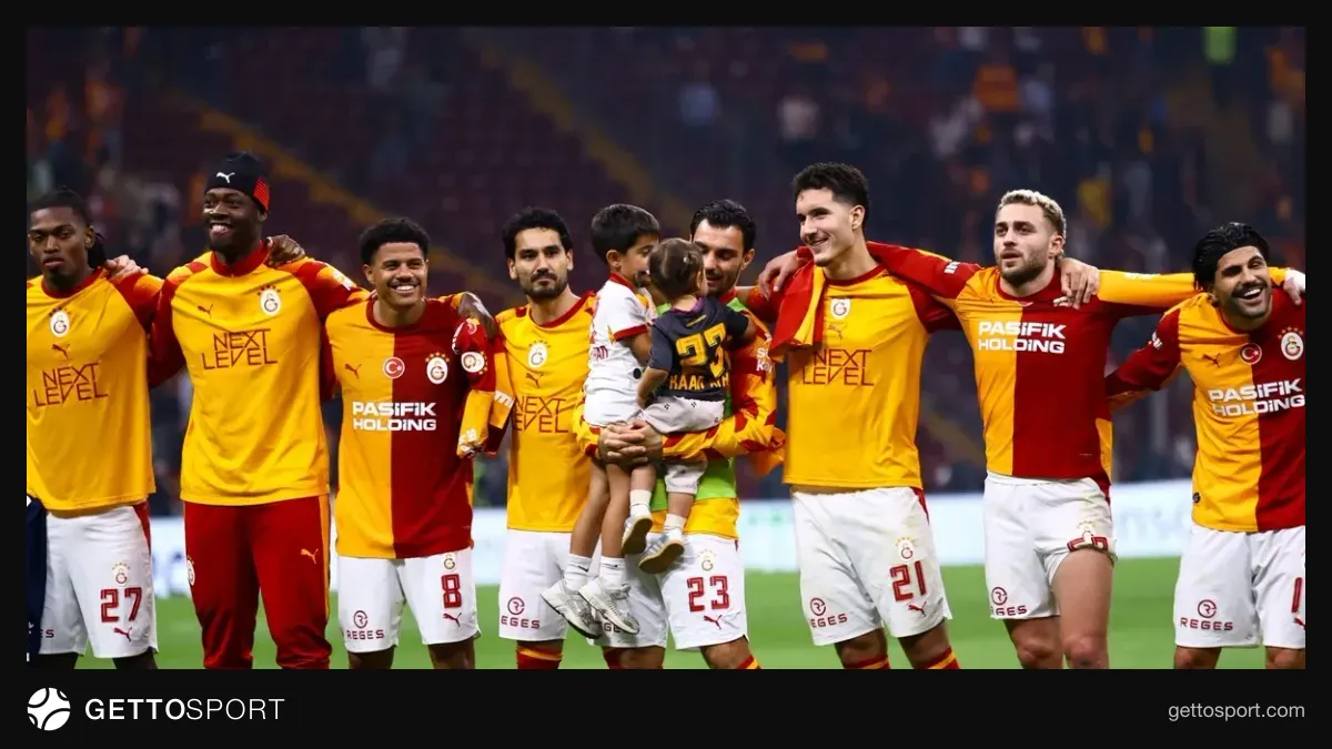 Galatasaray formasıyla Barış Alper Yılmaz ve teknik direktör Okan Buruk