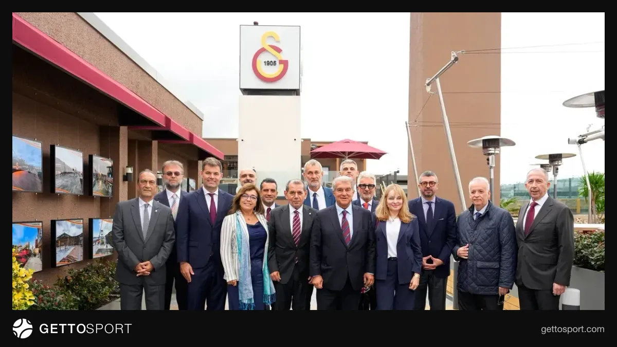Dursun Özbek ile Joan Laporta karşılıklı forma değiş tokuşu yaparken