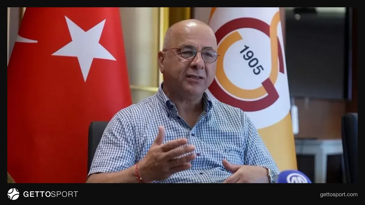 Bora Bahçetepe konuşurken mikrofon önünde Galatasaray logosu