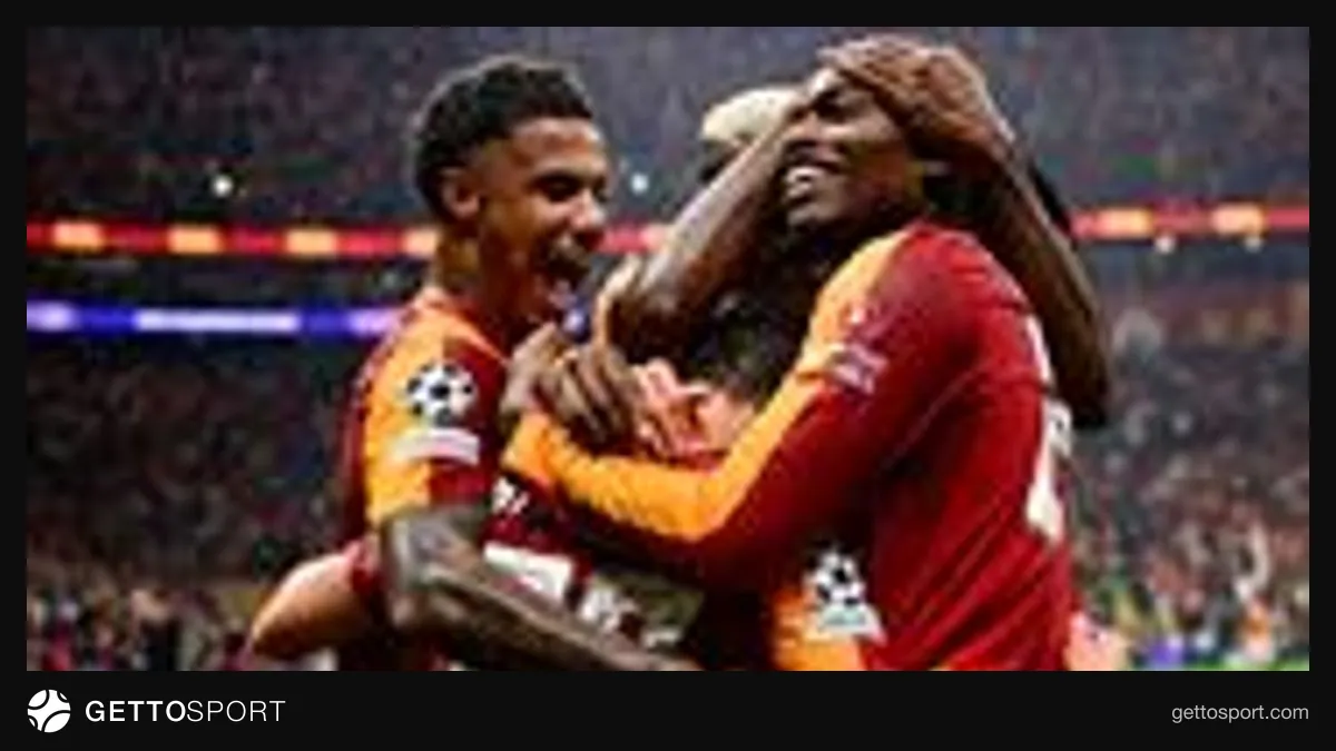 Galatasaray futbolcuları son dakika golü sonrası sevinç yaşarken