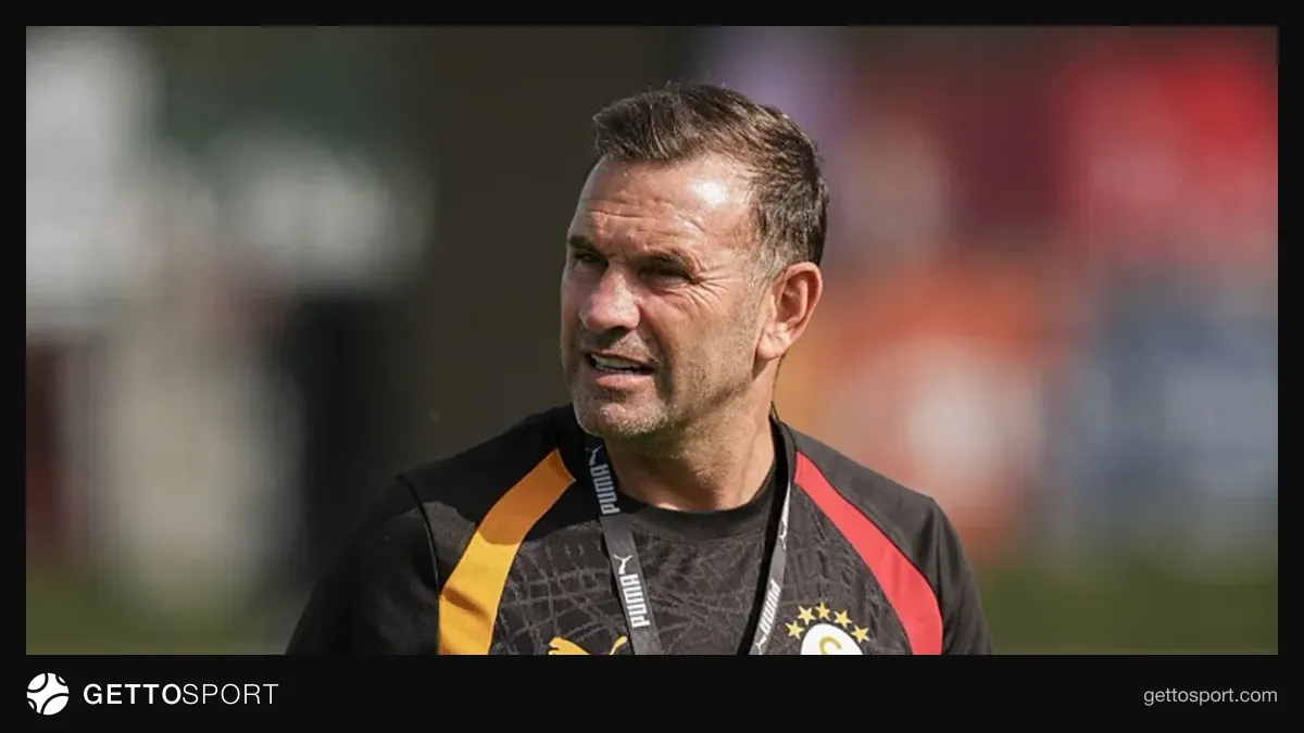 Okan Buruk basın toplantısında konuşurken, arka planda Galatasaray logo