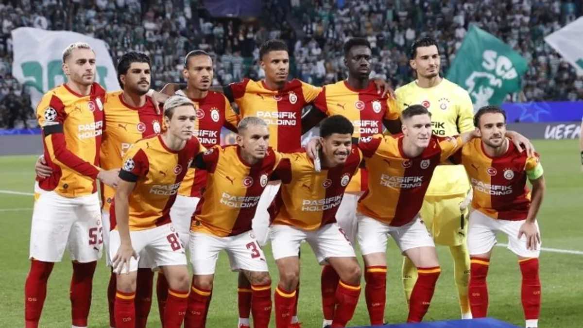Okan Buruk takımla sahada konuşurken ve futbolcular hazırlık yapıyor