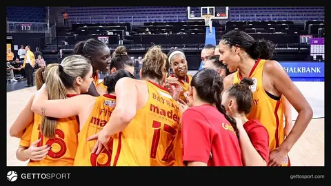 Galatasaray Çağdaş Faktoring oyuncuları maç öncesi ısınma yaparken