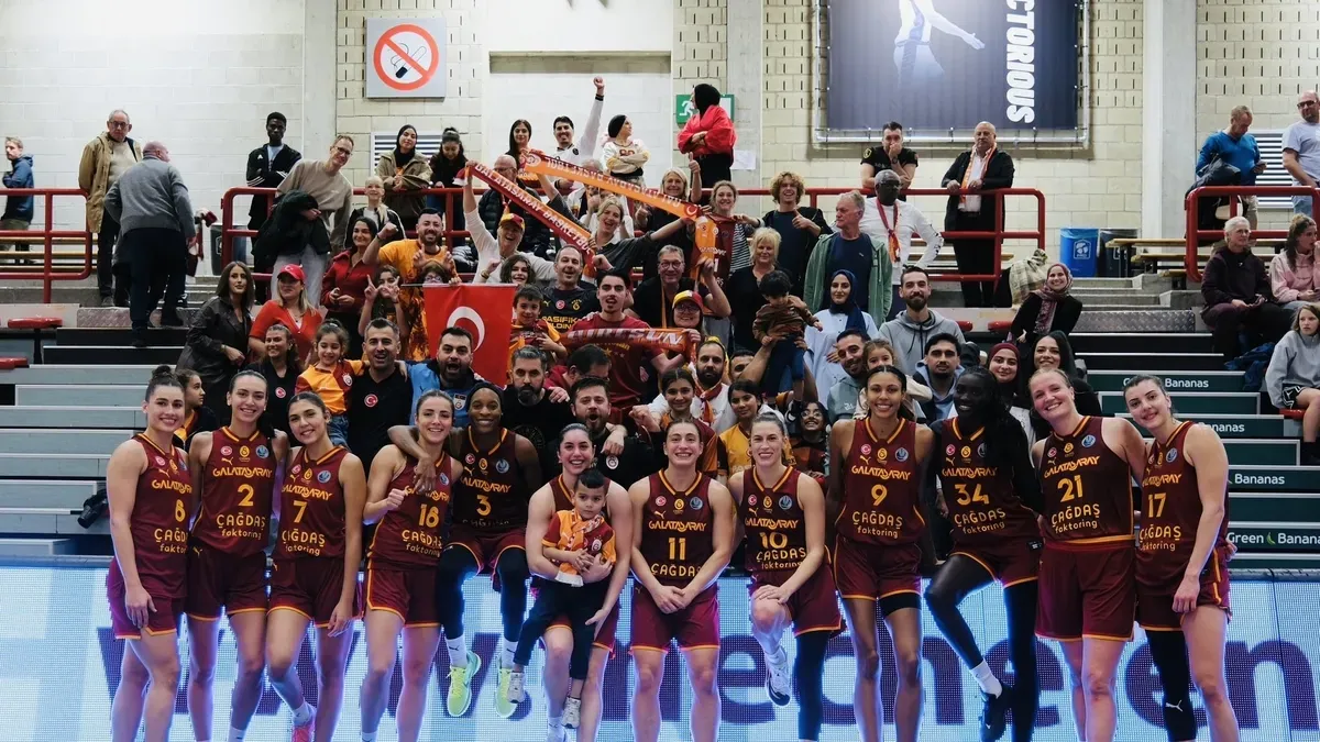 Galatasaray Çağdaş Faktoring oyuncuları maç sırasında sevinç yaşarken