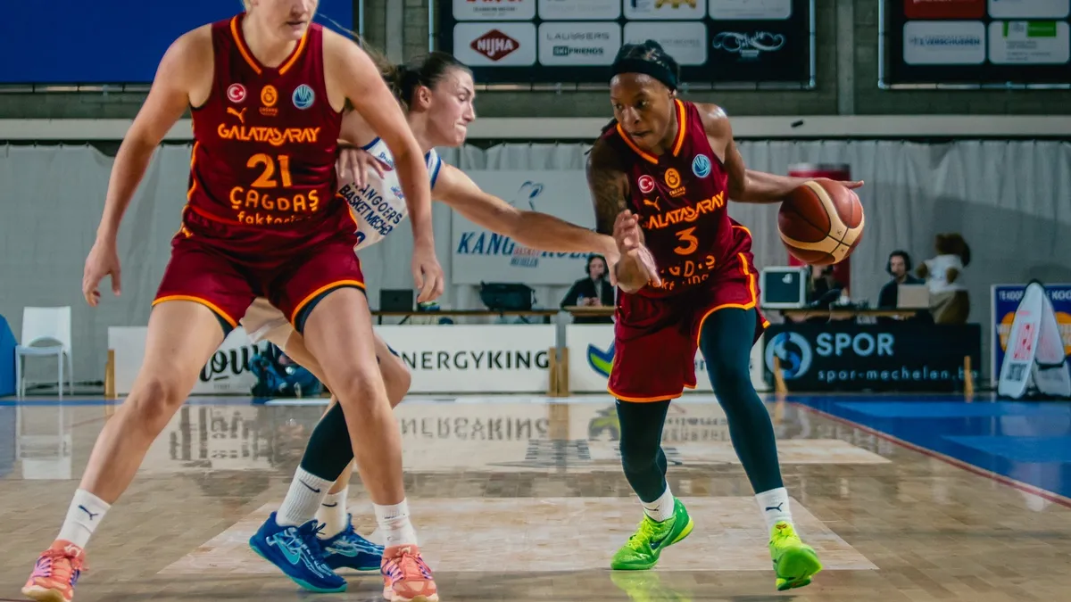 Galatasaray Çağdaş Faktoring basketbol takımı oyuncuları maç sırasında