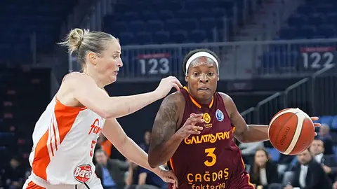 Galatasaray Çağdaş Faktoring oyuncuları hücumda maçtan kare