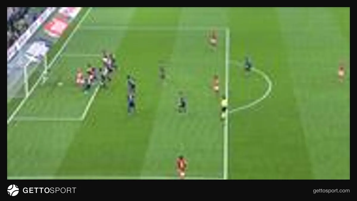 Galatasaray-Kasımpaşa maçında ceza sahasında karambol anı