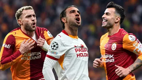 Galatasaray forması giymiş Barış Alper, Yunus Akgün ve Abdülkerim Bardakcı saha görüntüsü