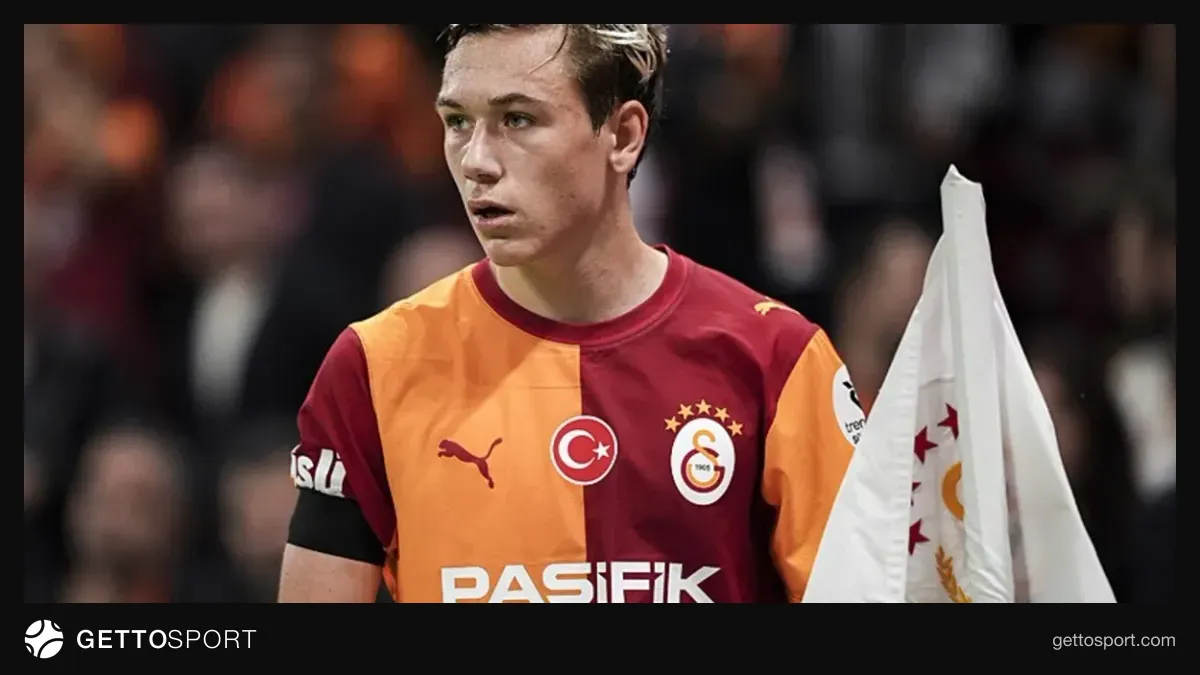 Galatasaray formasıyla Aleksey Batrakov top sürerken