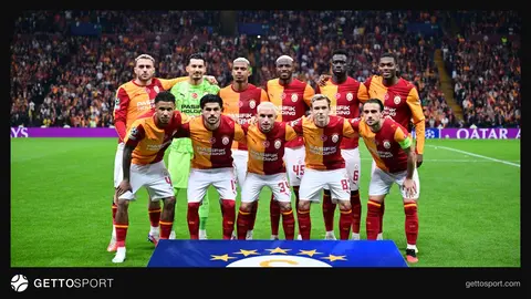 Galatasaray kafilesi antrenmanda, teknik direktör Okan Buruk oyuncularla konuşuyor
