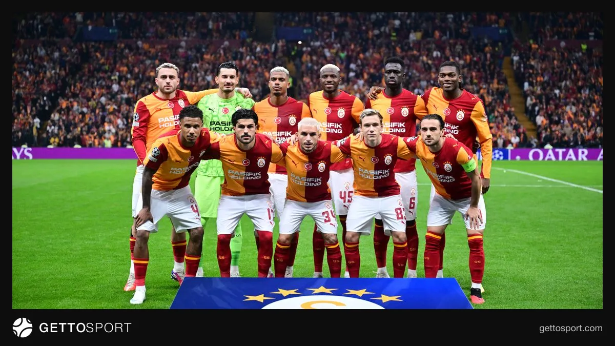 Galatasaray kafilesi antrenmanda, teknik direktör Okan Buruk oyuncularla konuşuyor