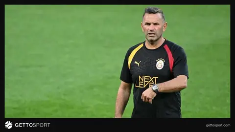 Okan Buruk soyunma odasında takımına talimat verirken