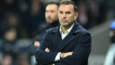 Galatasaray forması giymiş Sánchez, Leão ve Sallai saha kenarında