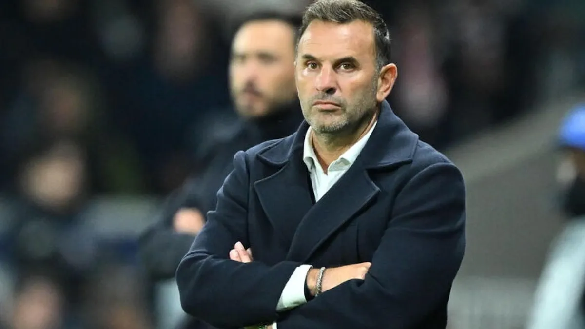 Galatasaray forması giymiş Sánchez, Leão ve Sallai saha kenarında