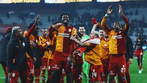 Galatasaray oyuncuları gol sevinci ve Bitshiabu ilk maçında oyuna girerken