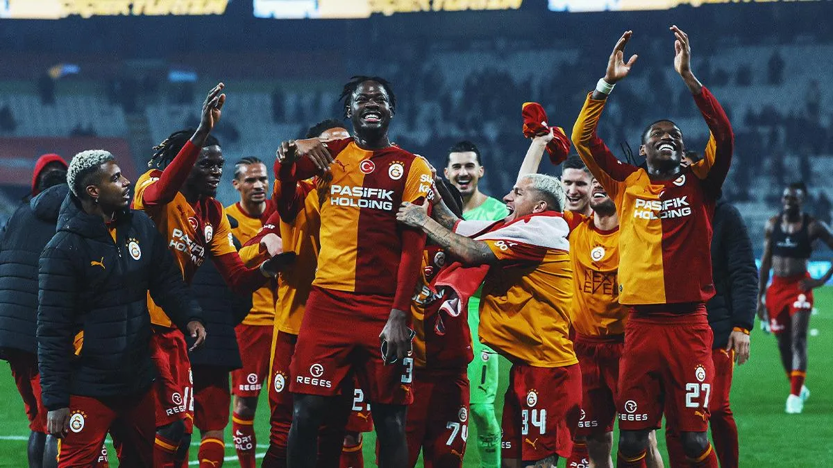 Galatasaray oyuncuları gol sevinci ve Bitshiabu ilk maçında oyuna girerken