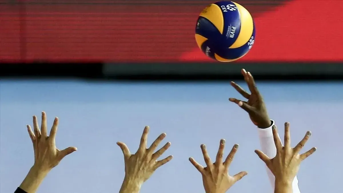 Voleybol sahasında servis atan Galatasaray oyuncusu, tribünler ve salon