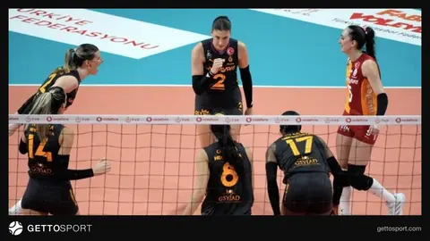 Galatasaray Daikin oyuncuları Burhan Felek Vestel salonunda maç sırasında