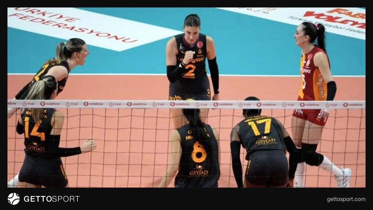 Galatasaray Daikin oyuncuları Burhan Felek Vestel salonunda maç sırasında