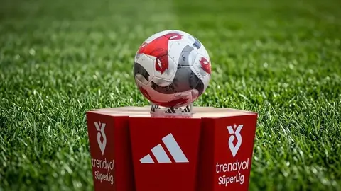 Galatasaraylı futbolcular derbi zaferini kutluyor