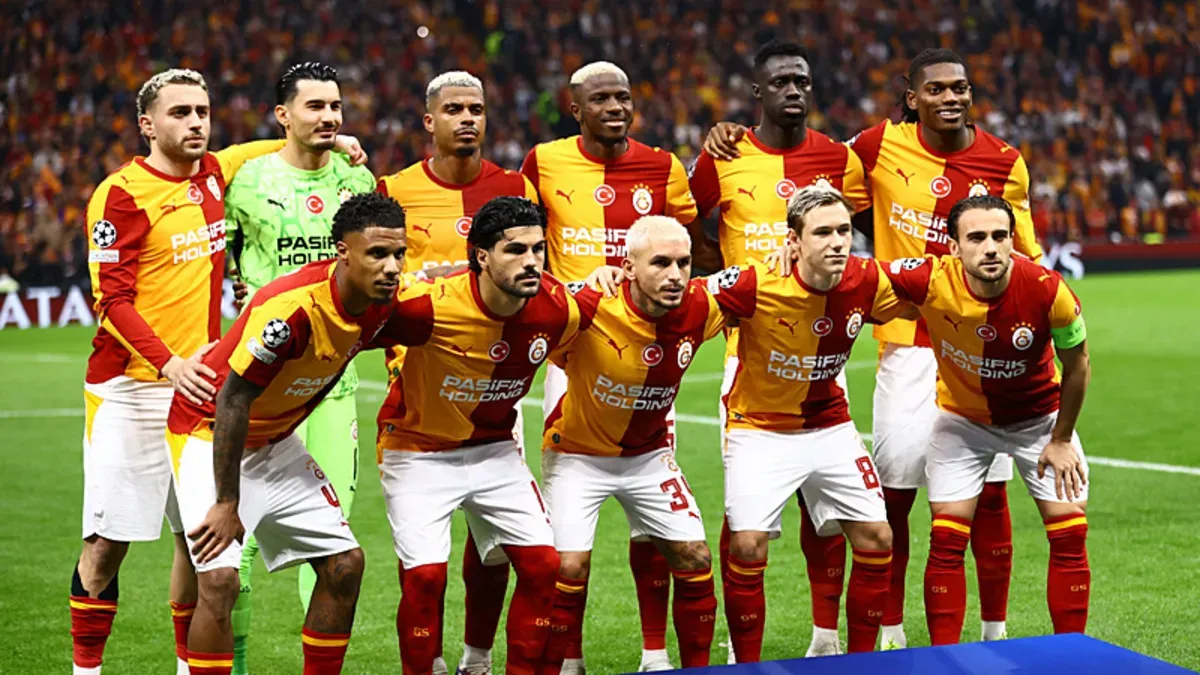 Galatasaray futbolcuları derbi öncesi ısınma antrenmanında