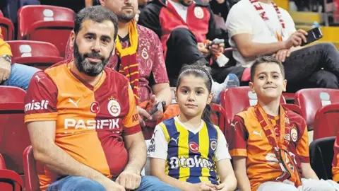 RAMS Park'ta dolu tribünler ve tribünde forma giymiş minik taraftar