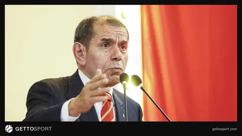 Galatasaray yönetimi açıklama yaparken kulüp logosu ve basın