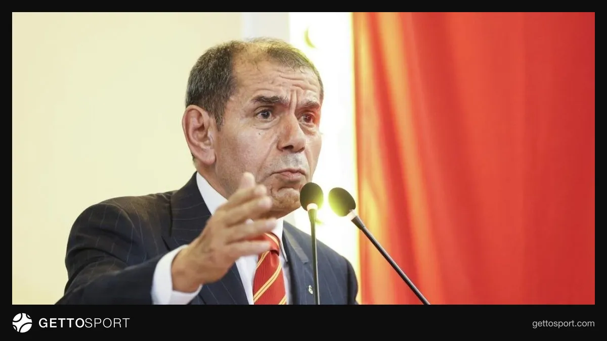Galatasaray yönetimi açıklama yaparken kulüp logosu ve basın
