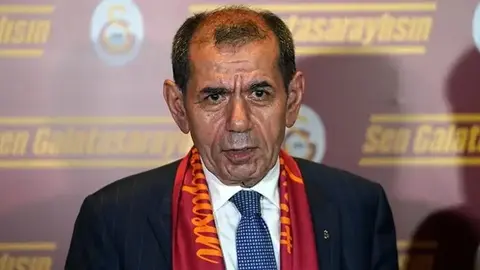 Galatasaray oyuncuları ve kulüp yetkilileri tesislerde toplantı yaparken