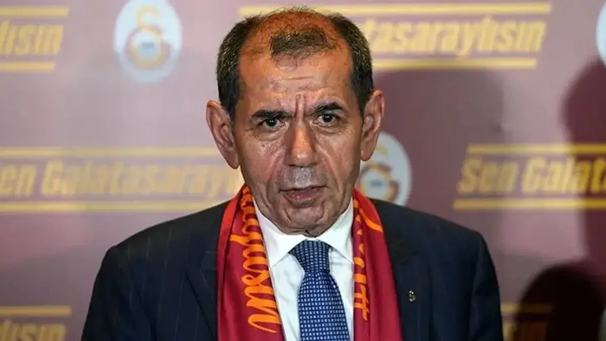 Galatasaray oyuncuları ve kulüp yetkilileri tesislerde toplantı yaparken